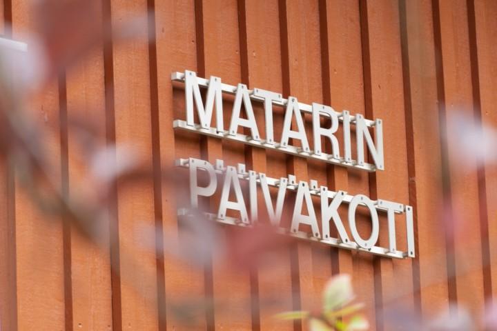 Matarin päiväkoti -teksti rakennuksen seinässä