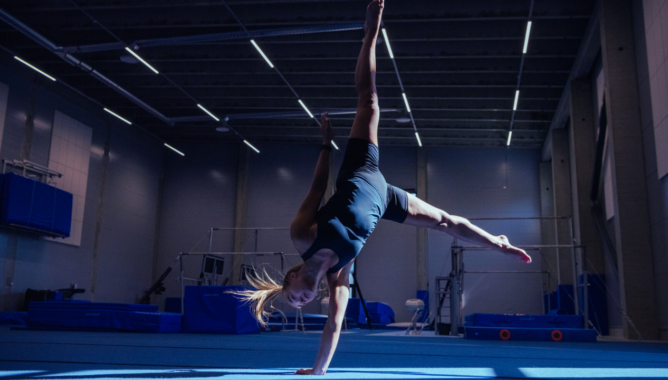 Julia, lastenhoitaja ja TeamGym- voimistelija