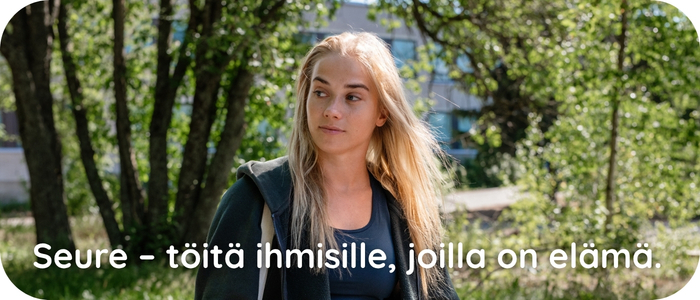 Nuori nainen seisoo ulkona aurinkoisella säällä. Taustalla näkyy puita.
Kuvan alareunassa teksti:
Seure – töitä ihmisille, joilla on elämä. 